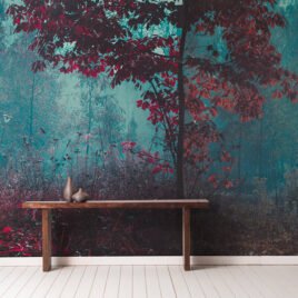 "Mystic Forest" carta da parati con alberi in tonalità di blu e rosso su sfondo forestale incantato, ideale per interni moderni.