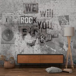 Carta da parati "We Will Rock You" con sfondo di mattoni e graffiti ispirati al rock, perfetta per aggiungere un tocco di ribellione a qualsiasi ambiente giovane e moderno.